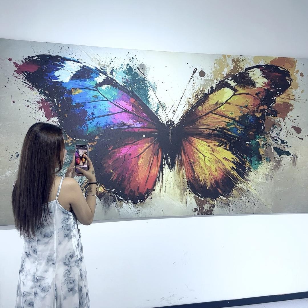 小猪藏在礼物盒