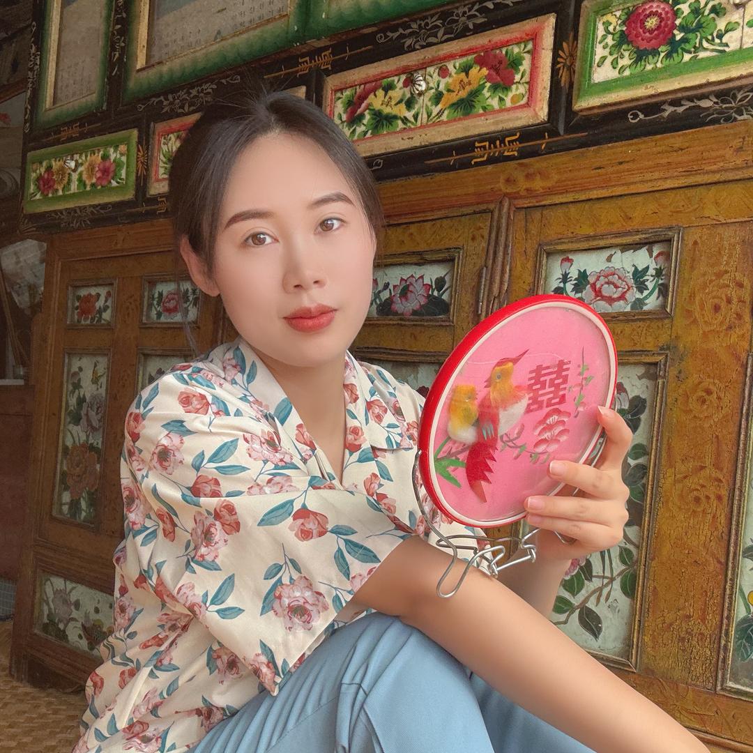 秀丽的前半生-大英子