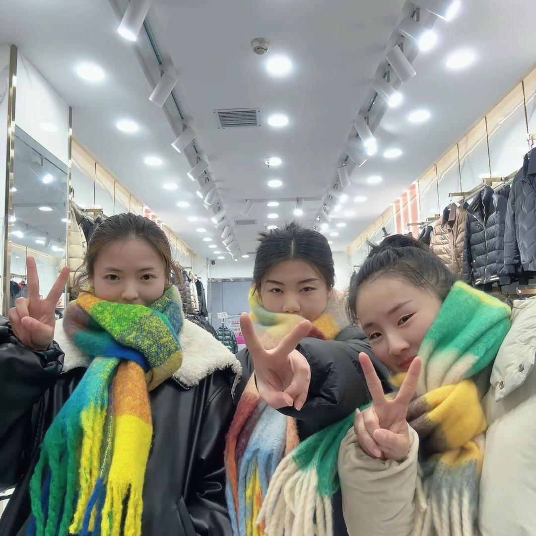 卖衣服的小女孩