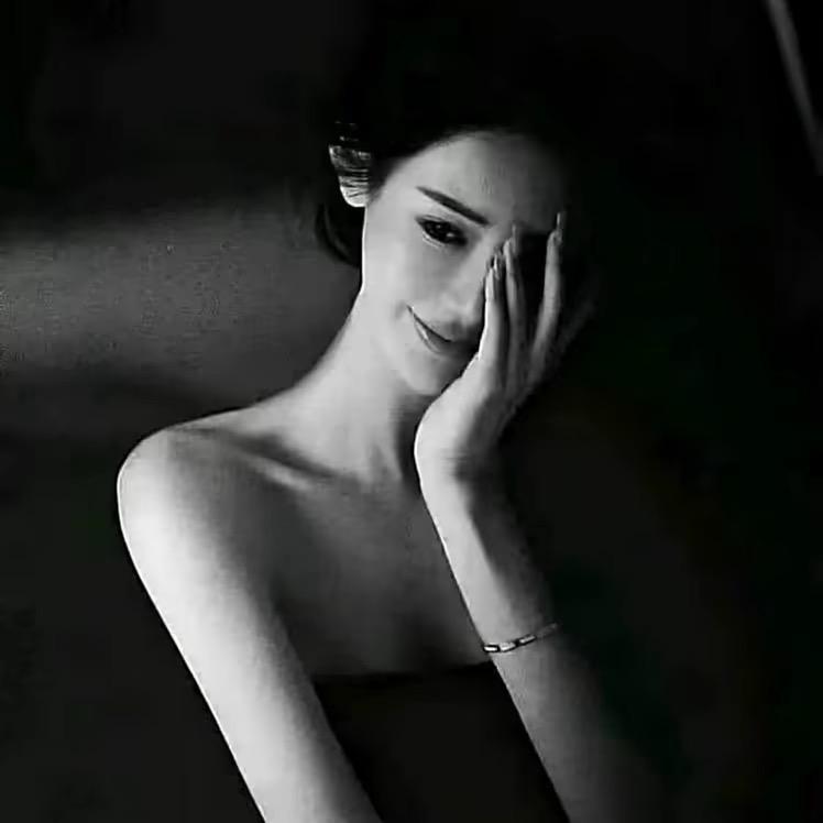 阿伶.
