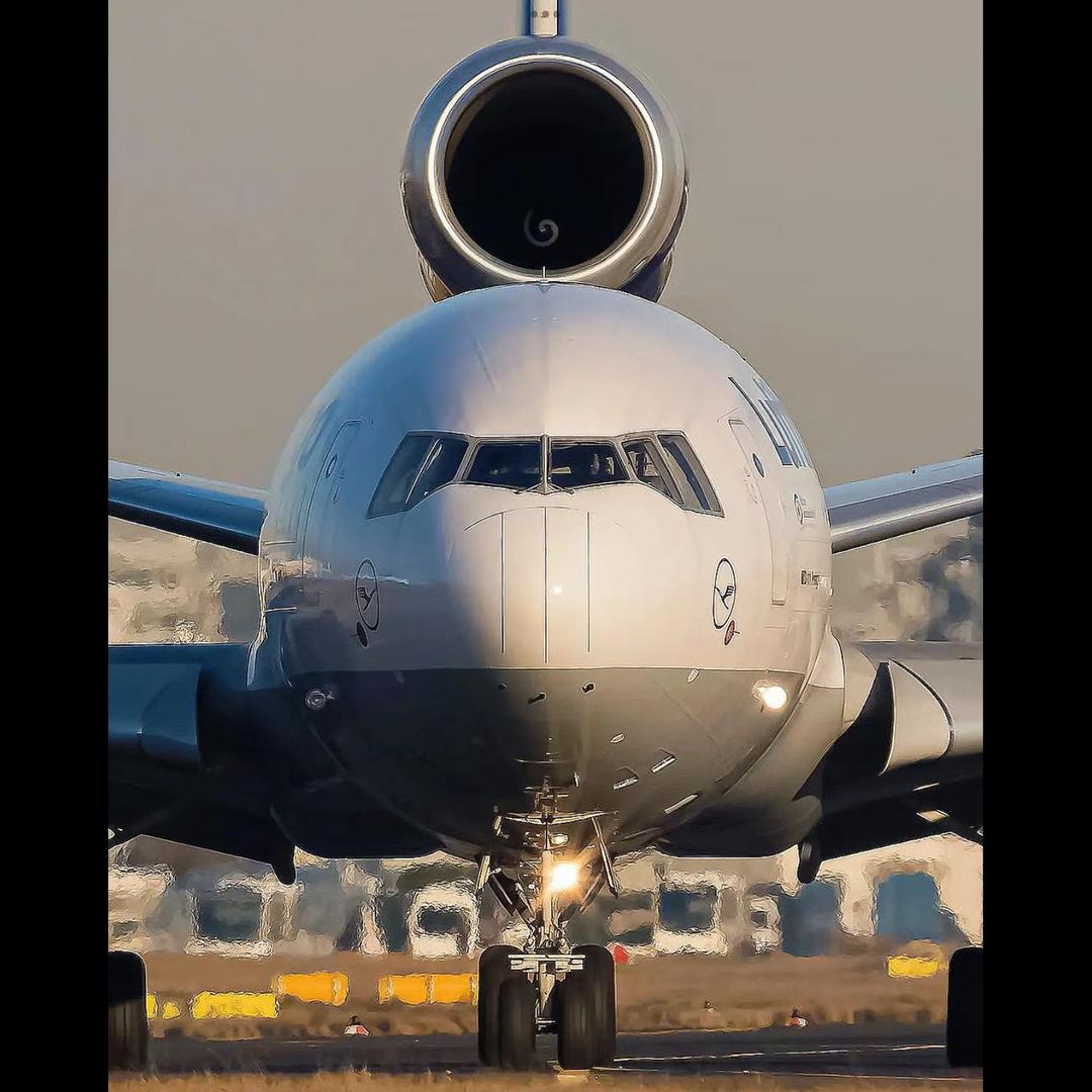 一架弹跳的MD-11