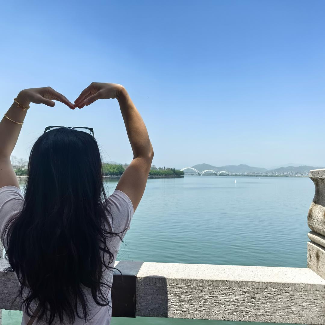 嗨，我叫麗潔