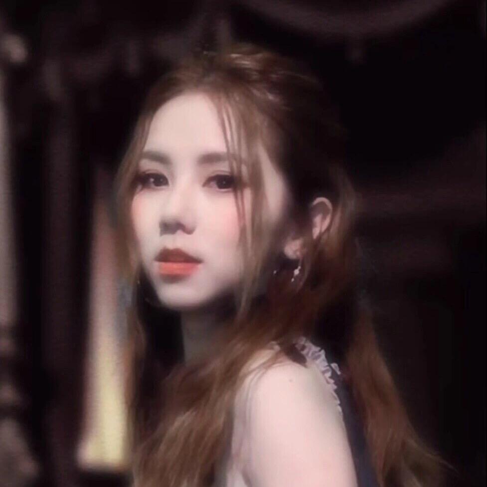 伊姿魅小美爱穿搭