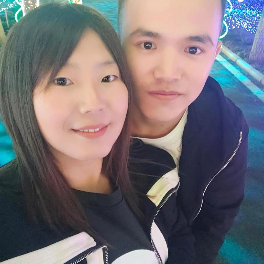 市里有个姑娘叫小芳