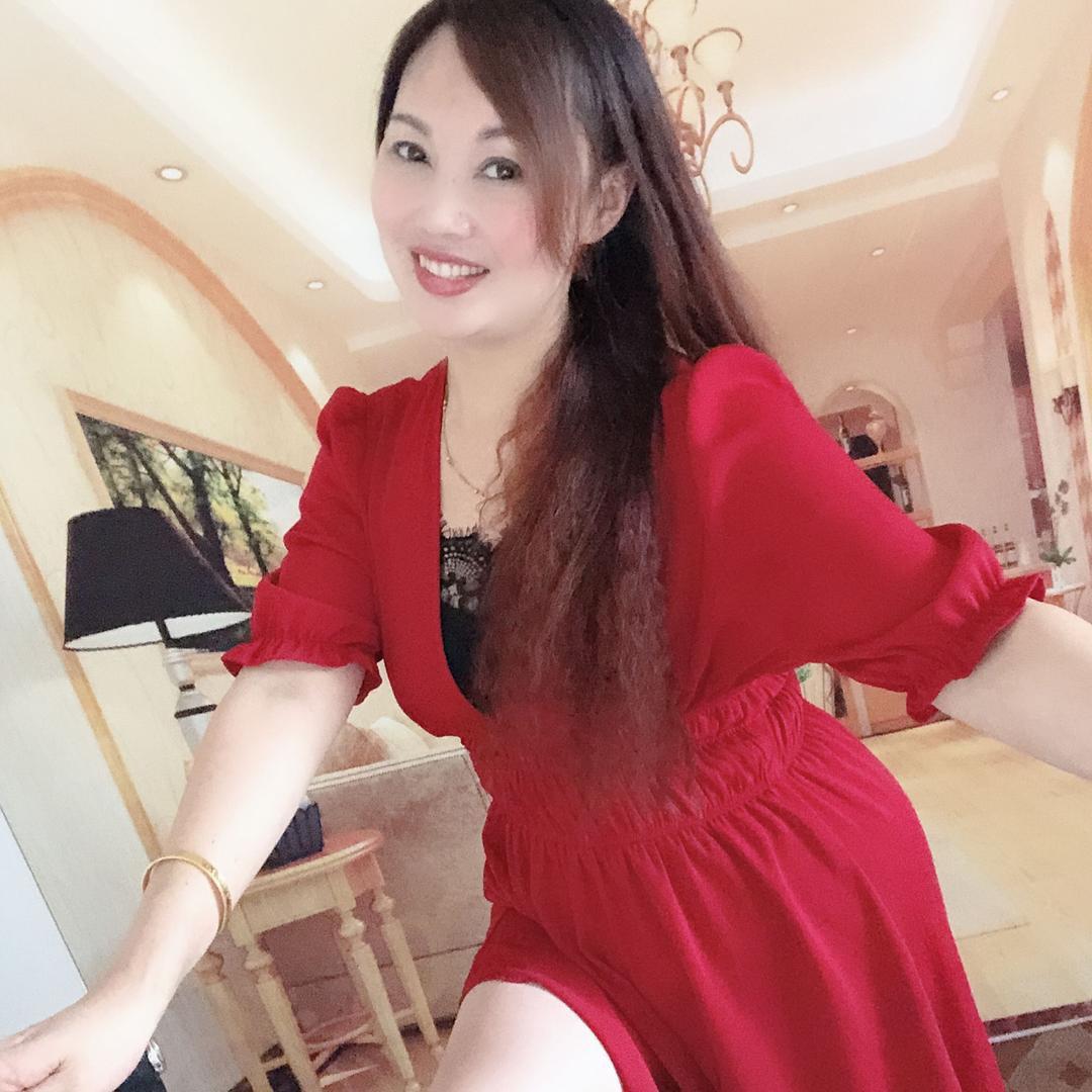 晚霞中的红蜻蜓