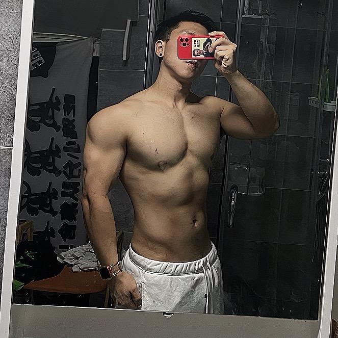 王耀诚努力健身