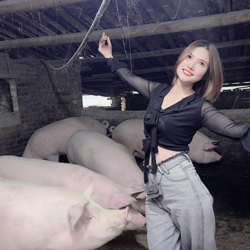 微笑养猪的小姑娘