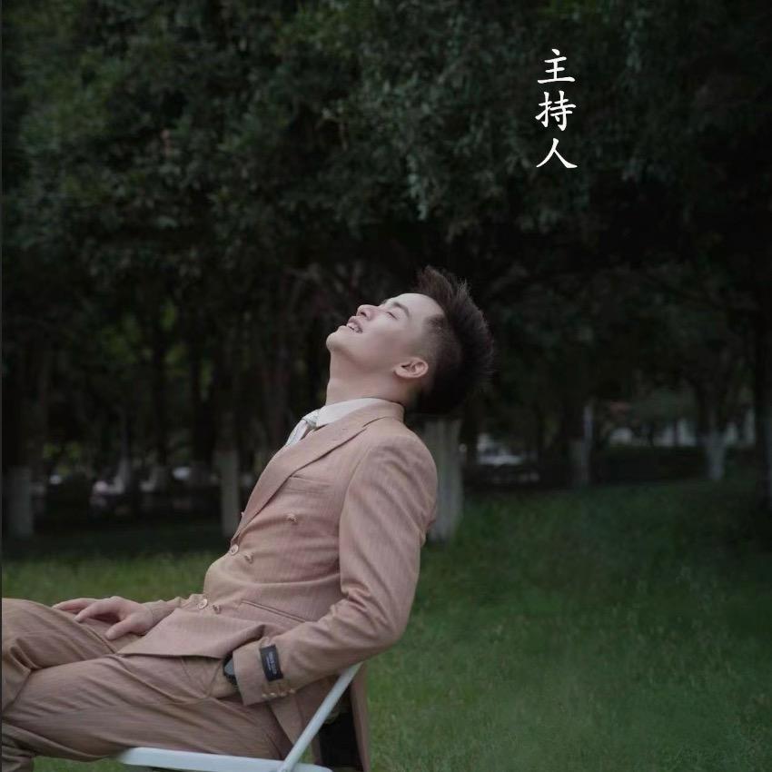 主持人田皓