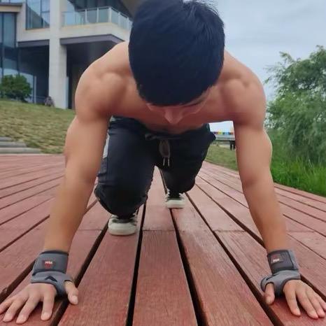 小彭专注臀腿训练