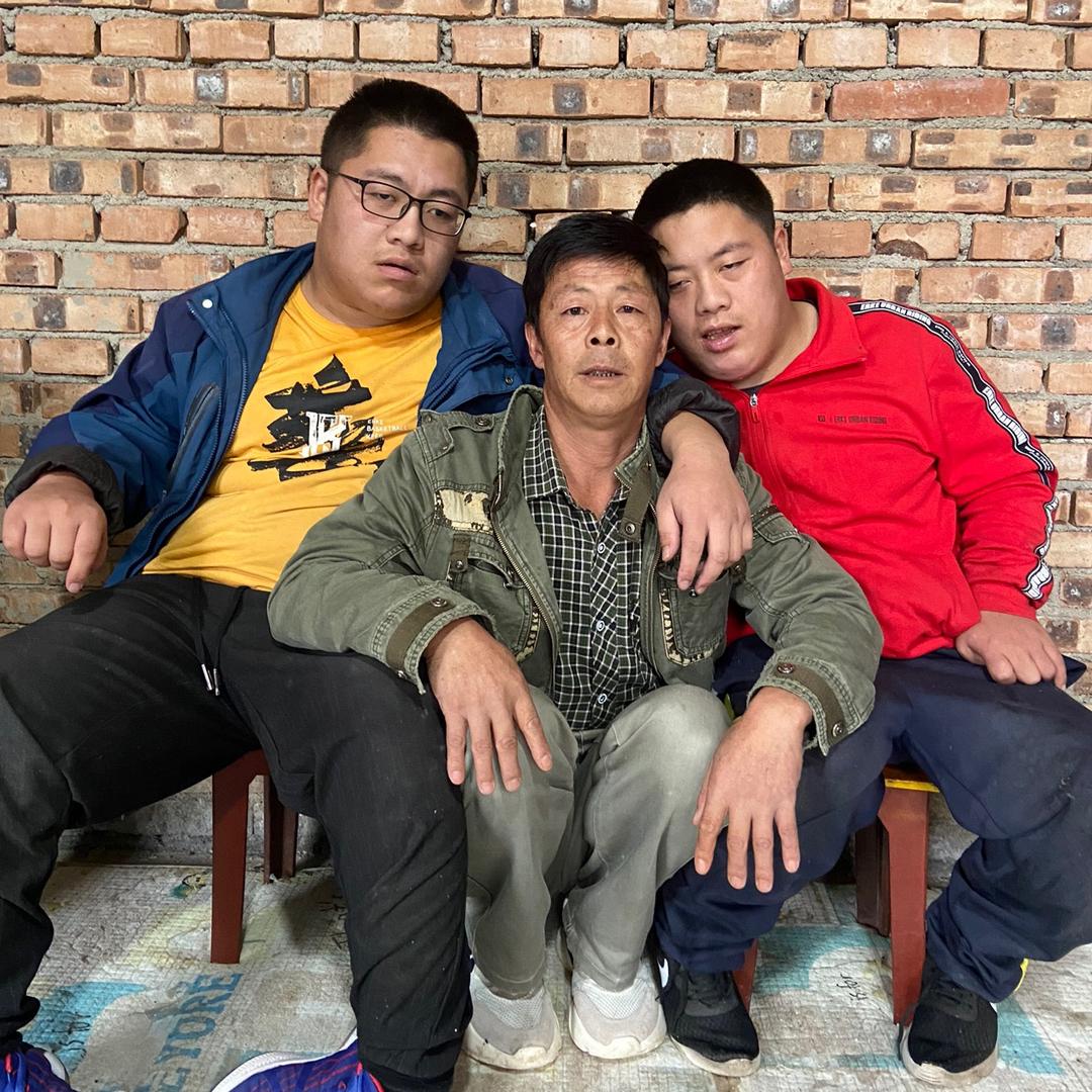 坚强的双胞和爸爸