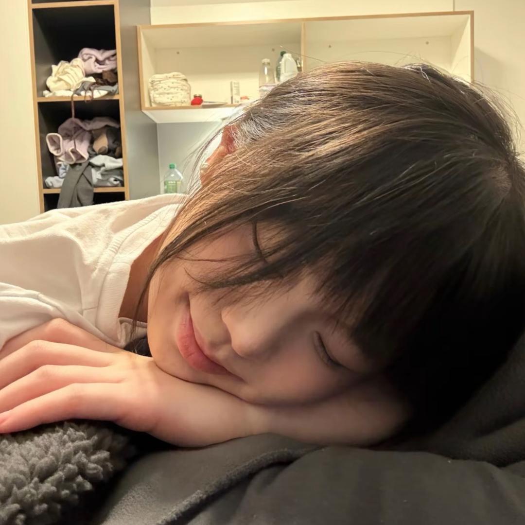 爱吃美食的小女孩