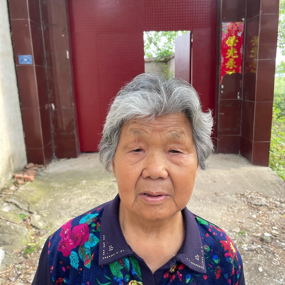 八十多岁的梁奶奶