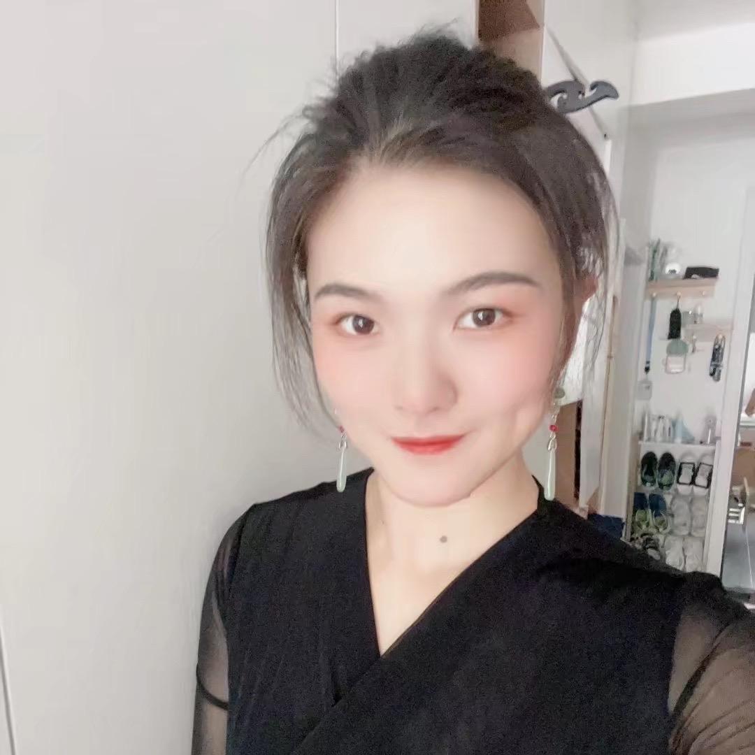 小荣有酒窝