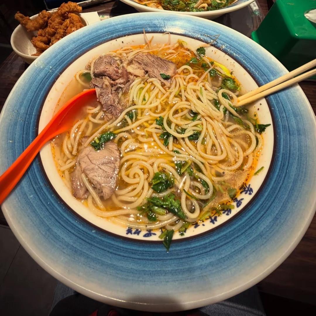 在冬天喝热丝绒拿铁