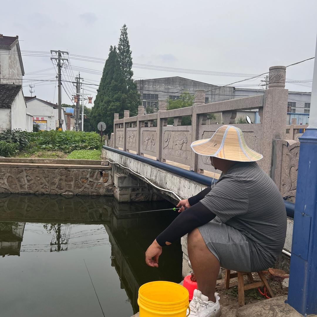 学钓鱼的小光头