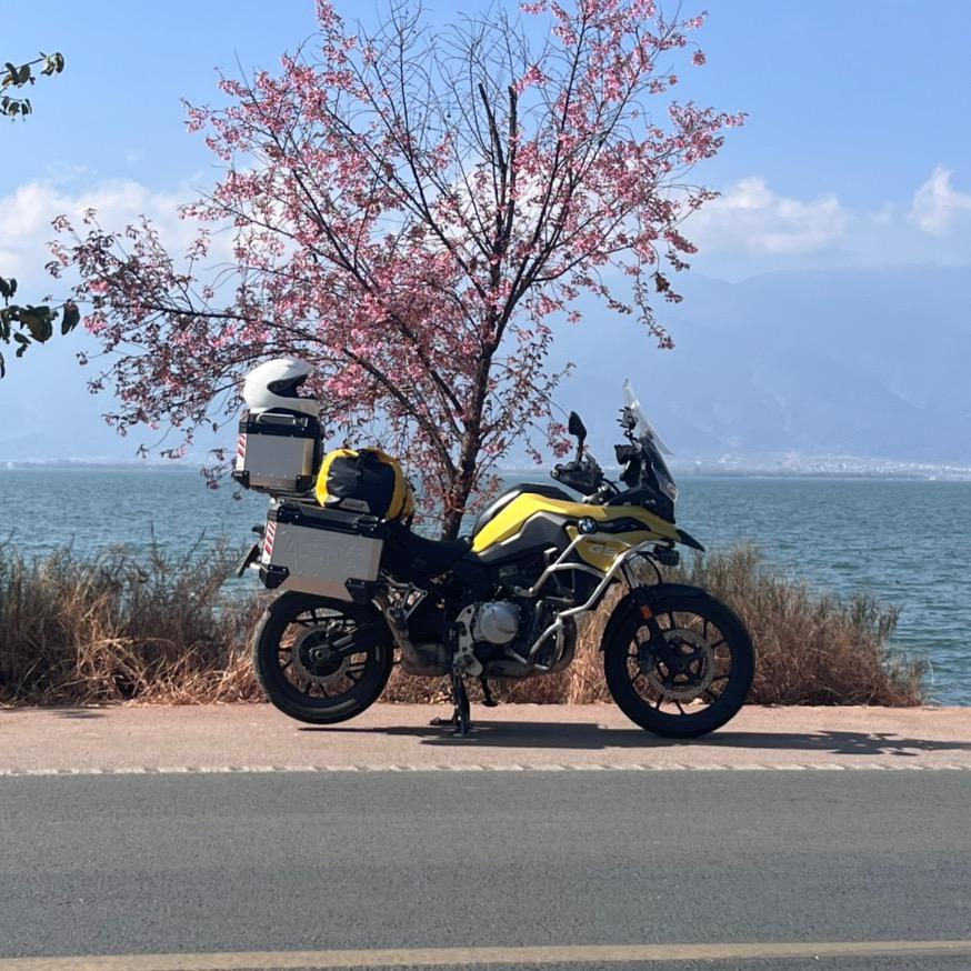 喜欢摩旅的90后严同学