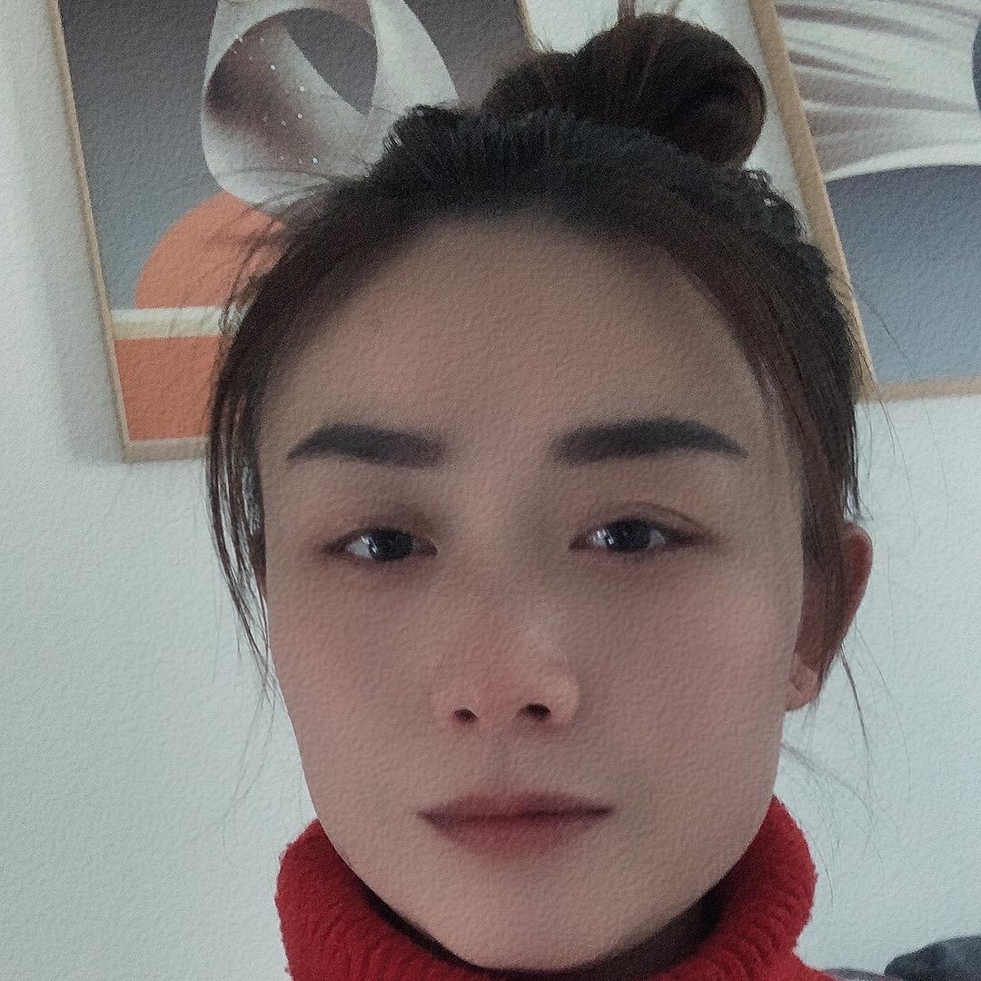 牛莉.