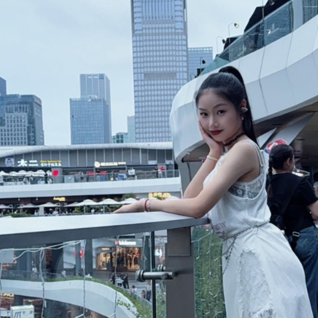 Yvonne 仪.