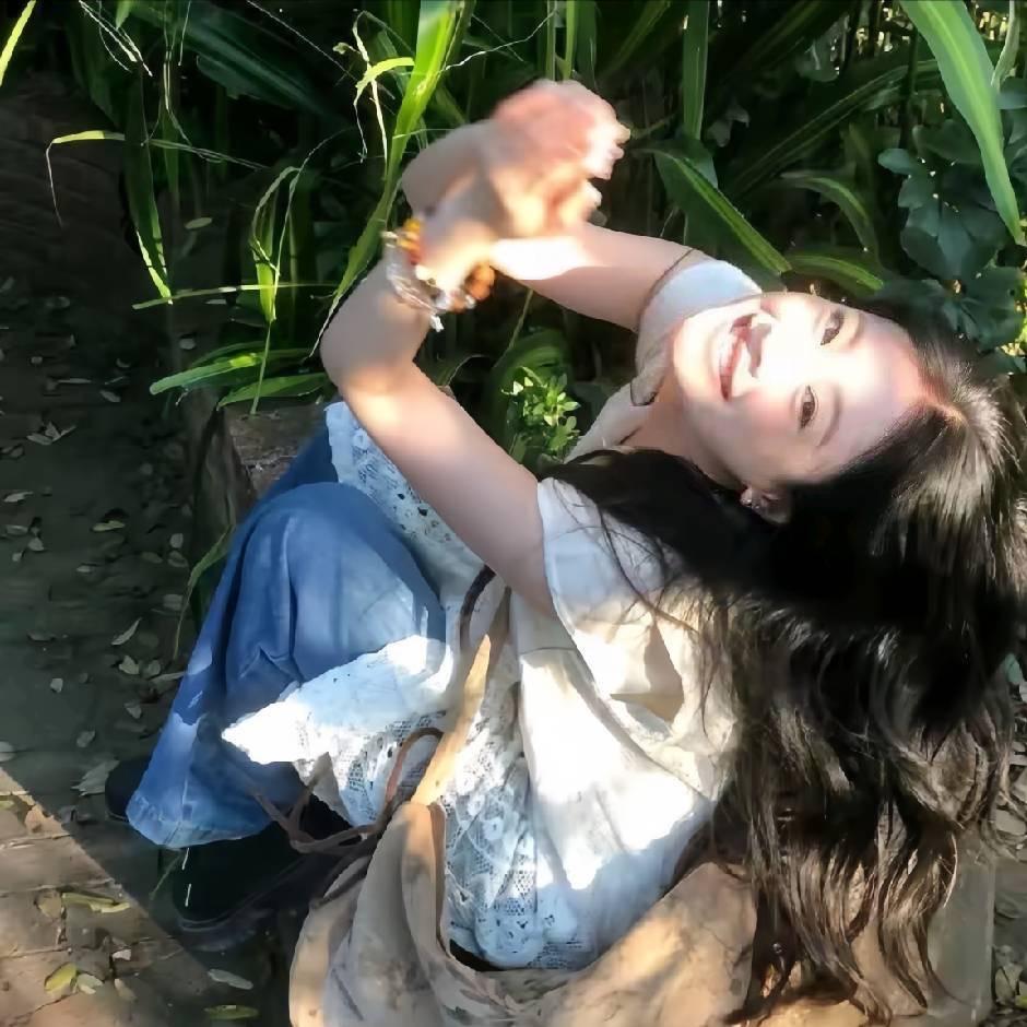 小滢抬头望月光