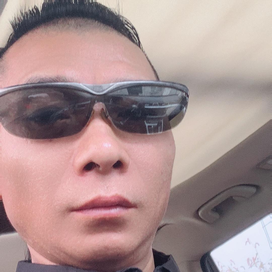 骑着自行车逛酒吧