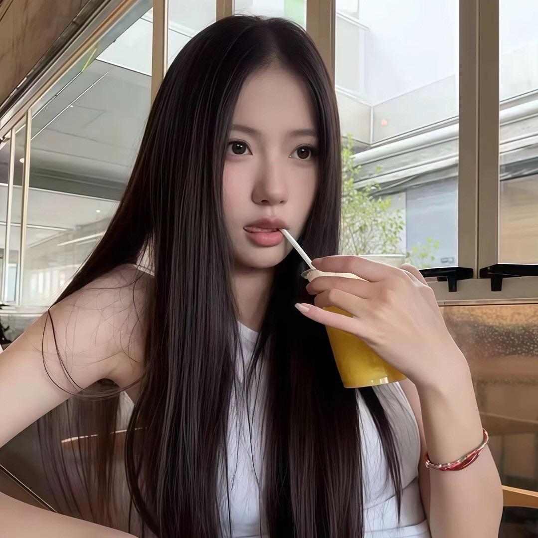 F.：