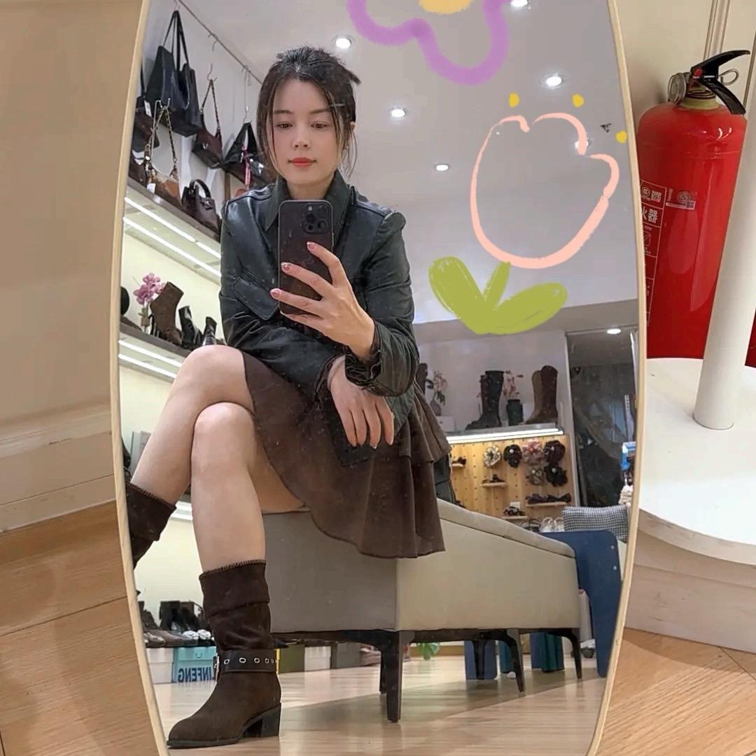 南康区廖薇潮牌鞋包店