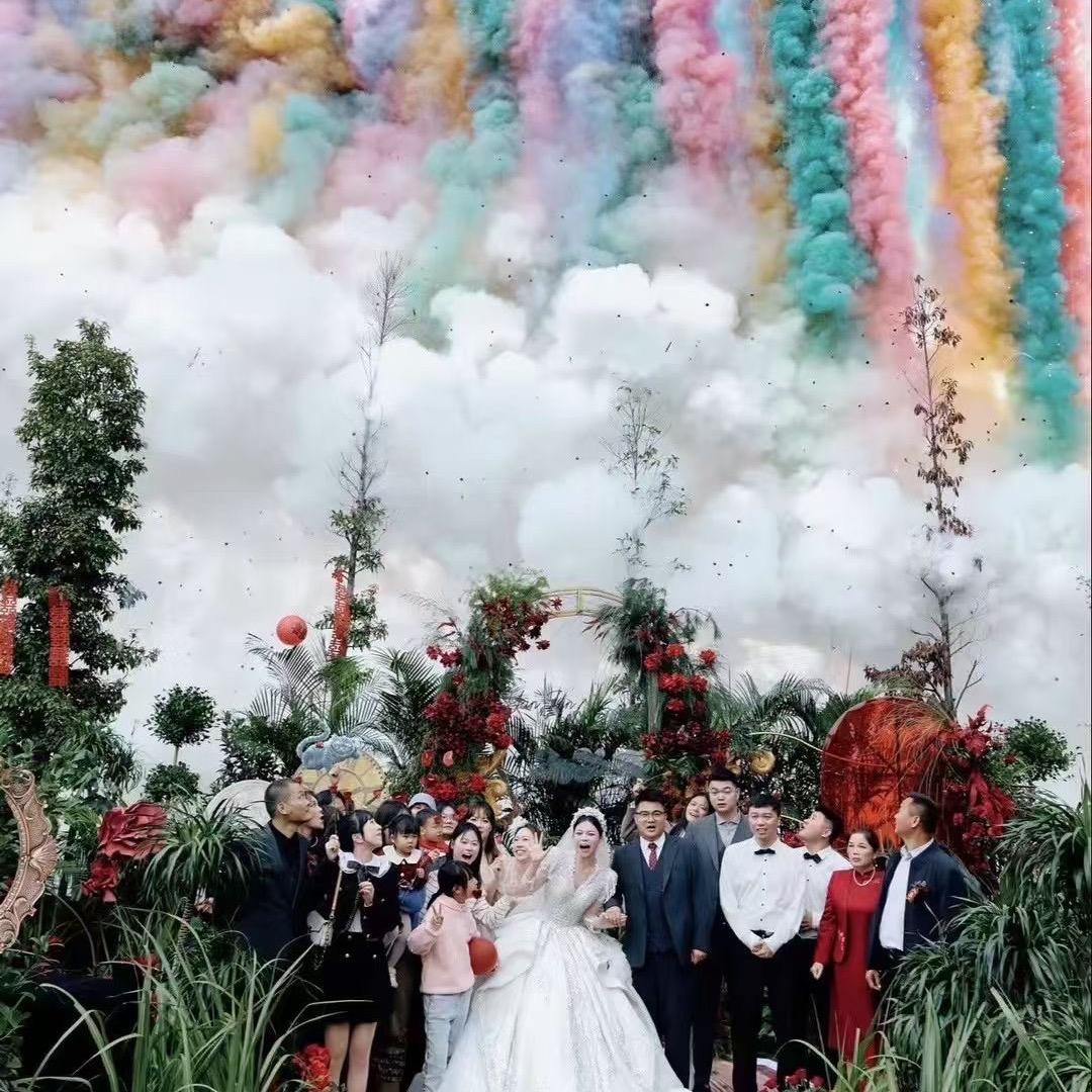 七彩烟墙婚礼策划师