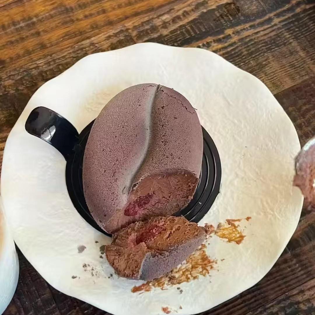 吃喝玩乐的小妮子