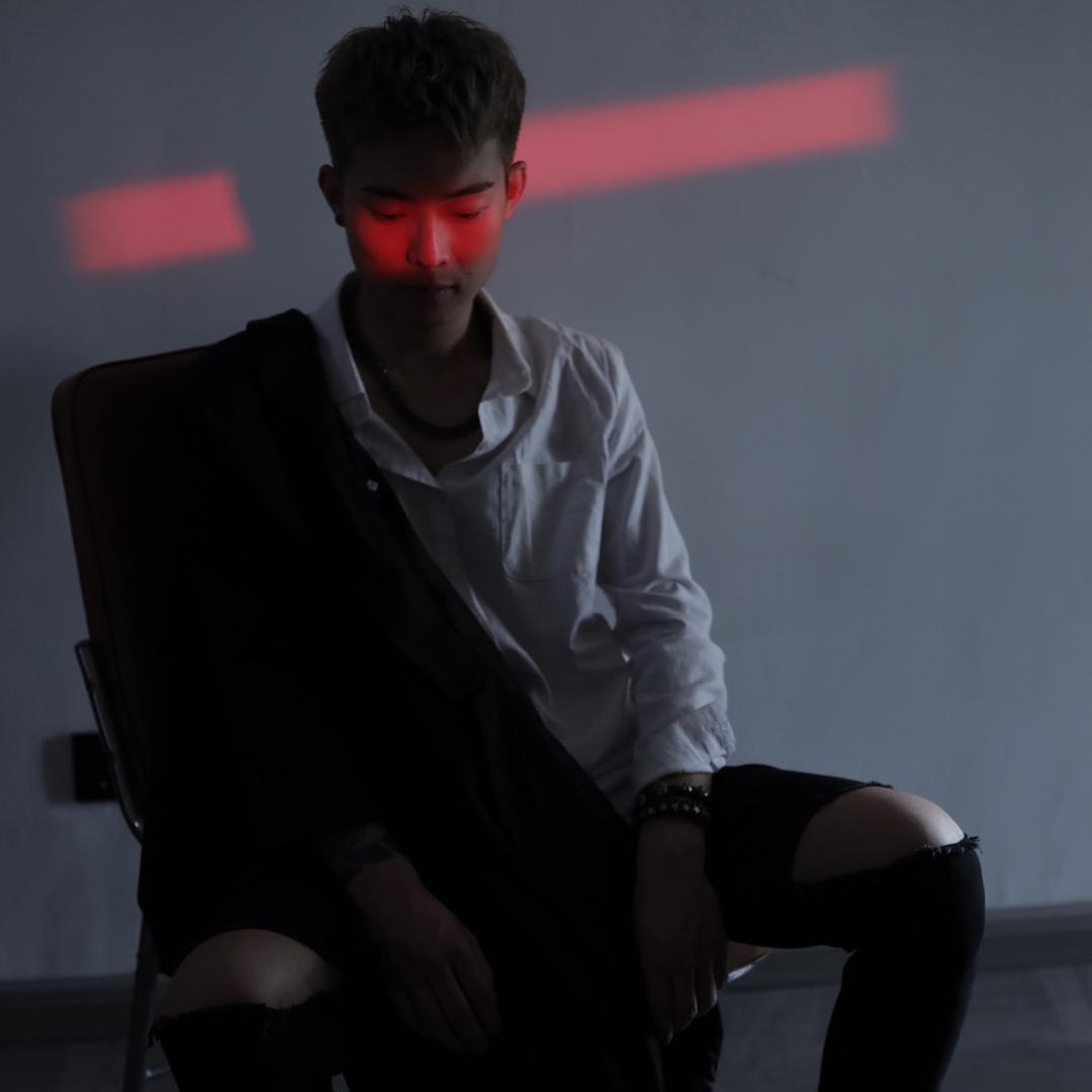 阜新零零后的托尼—艾凡