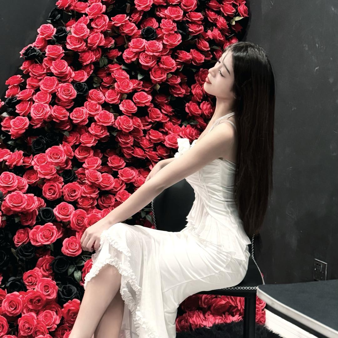 罗馨.