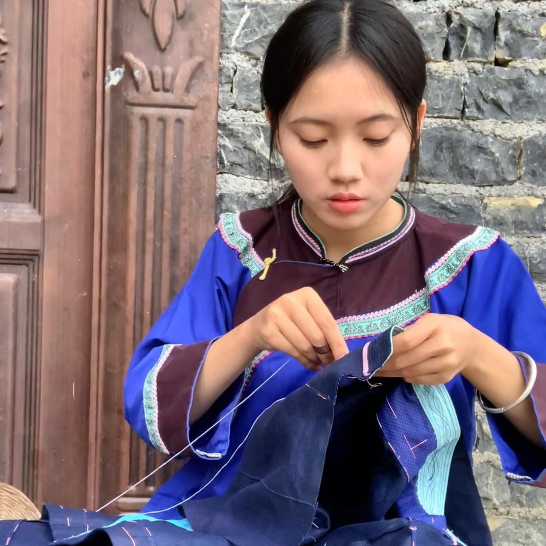 @小以
