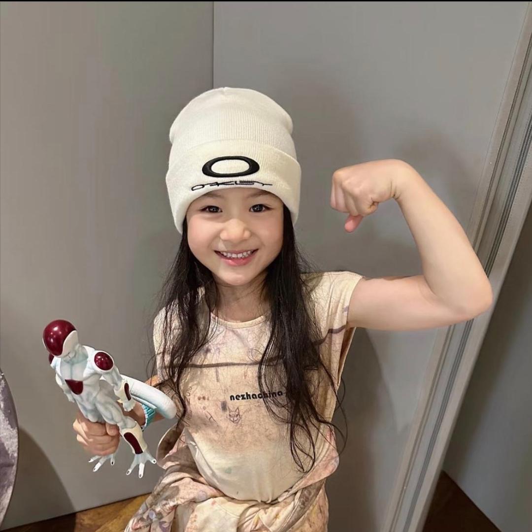 小S.
