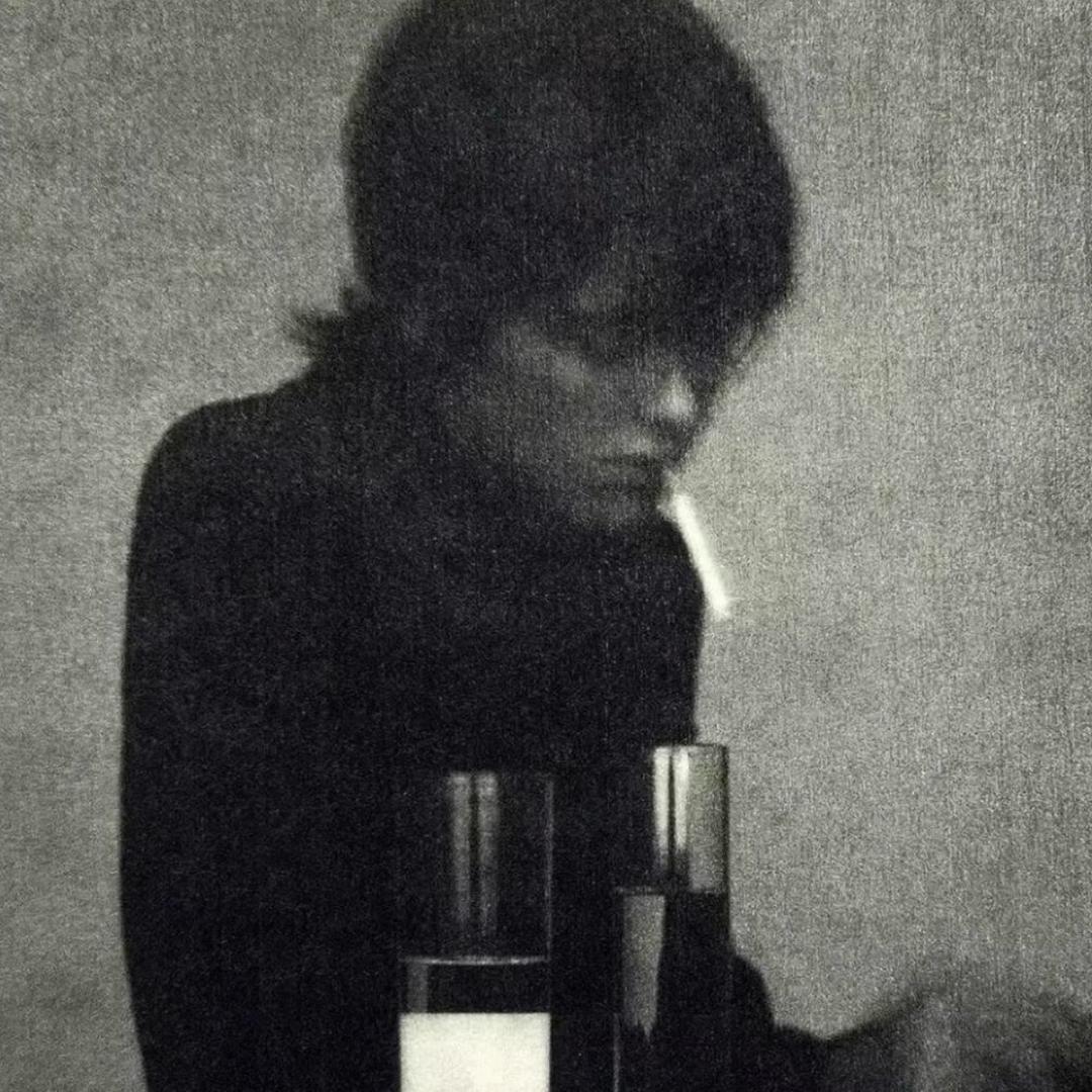 分别也要双手插兜的男人