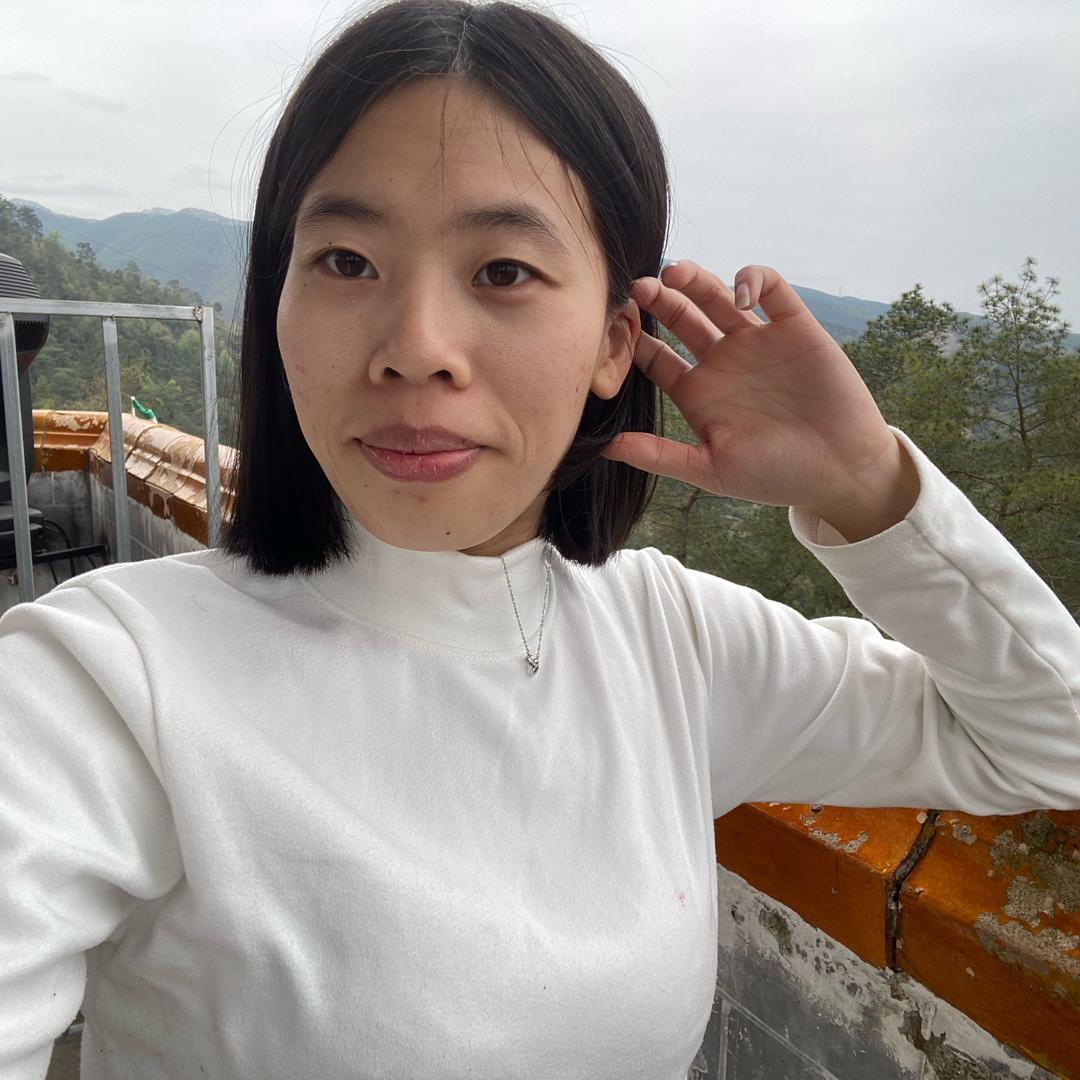 小何..