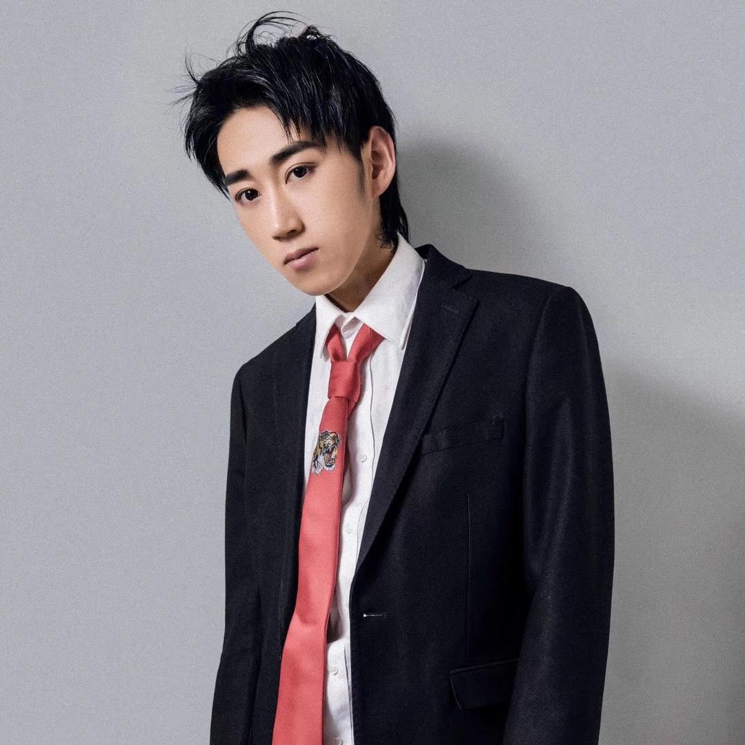 青岛吴笑冰 专注女士减龄发型设计