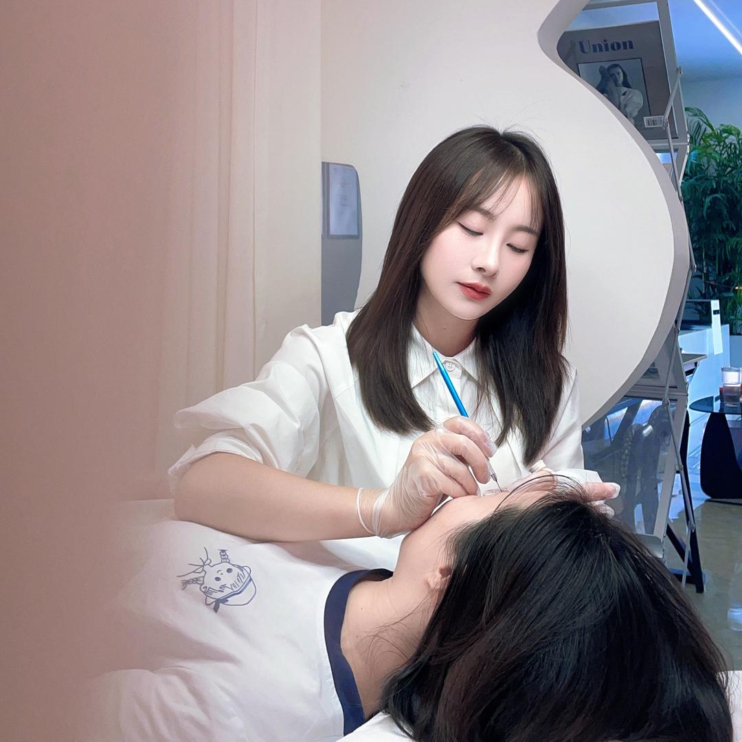 （于都）做眉毛的荣荣