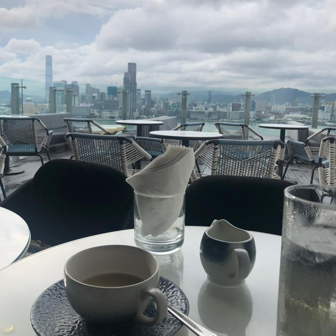 拿棉花糖的兔子