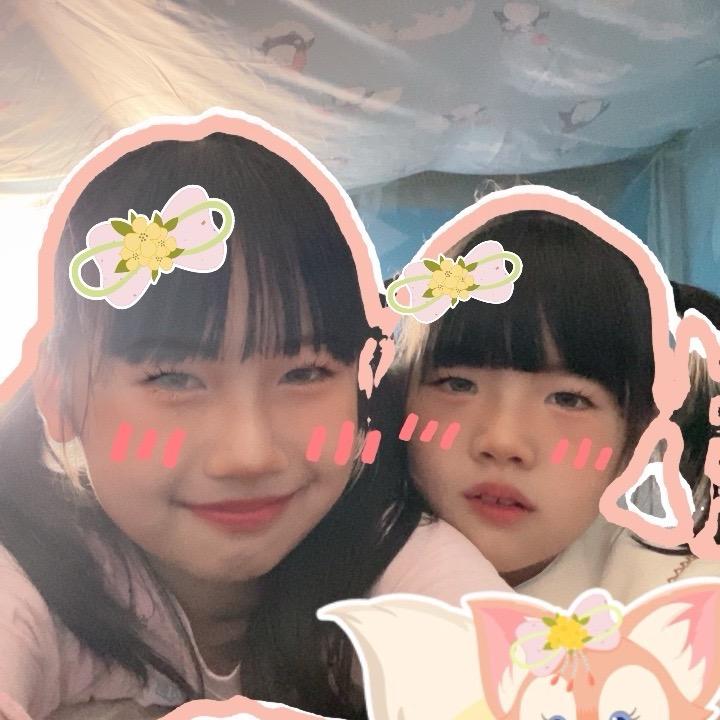 爱跳舞爱搞怪的女孩