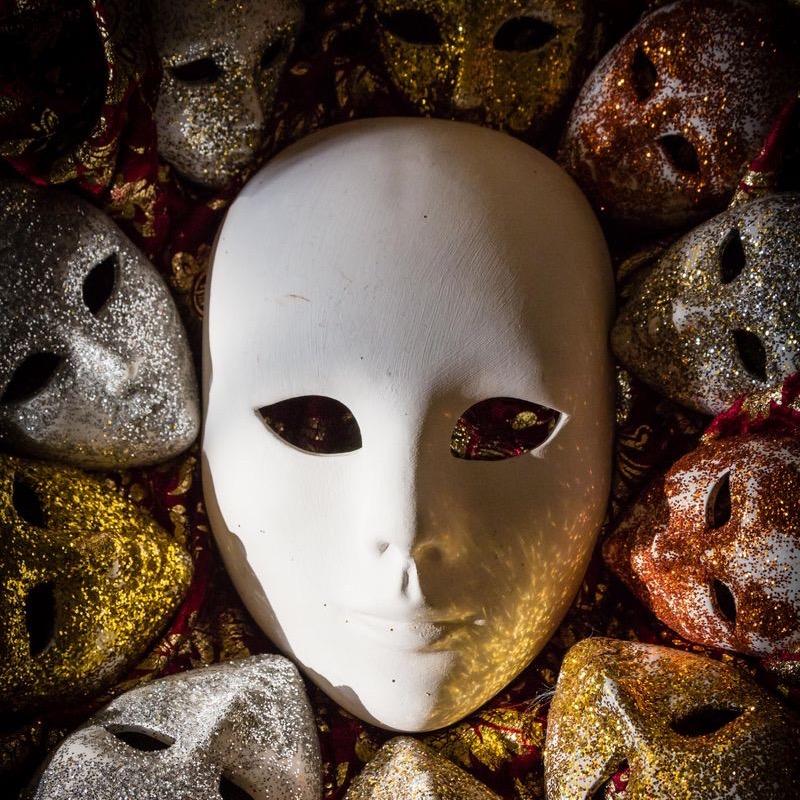 、面具的背后有多伤