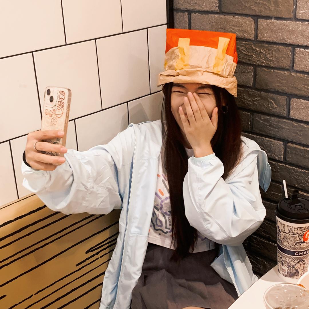 小薇哐哐吃