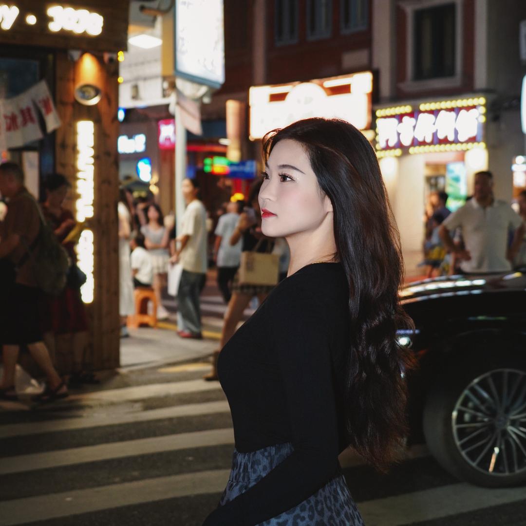 阿闲.