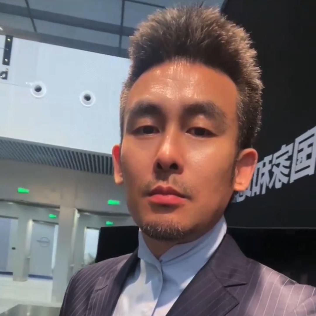 赫池出口总裁办公家具：欧阳黎明（怼神）