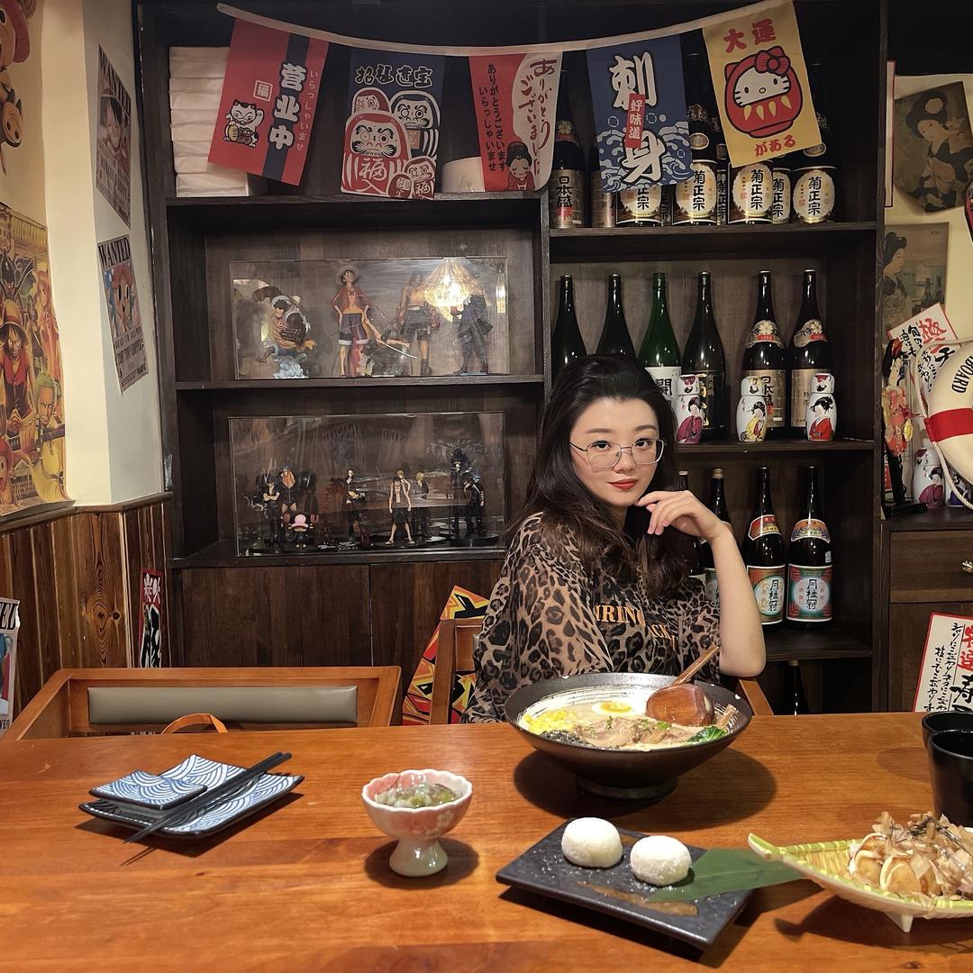 诸葛铁铁爱美甲