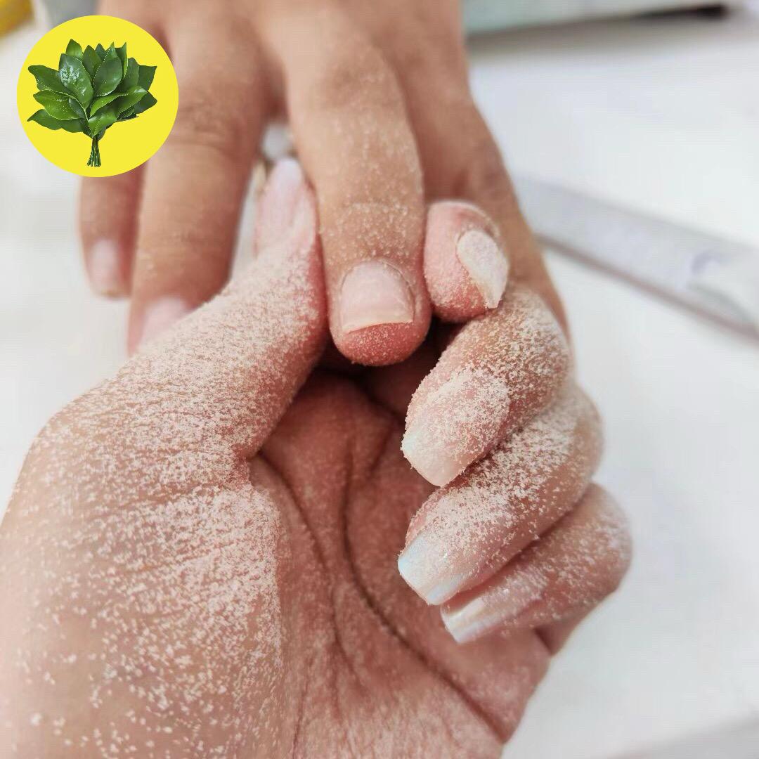 抠美甲的80后老阿姨