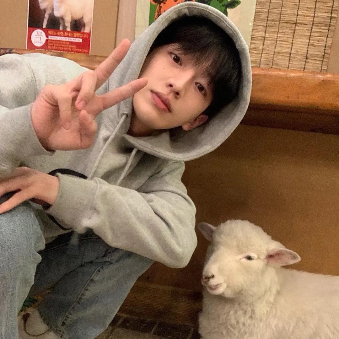 离婚协议签完字他笑瘫我转身坐上限量超跑