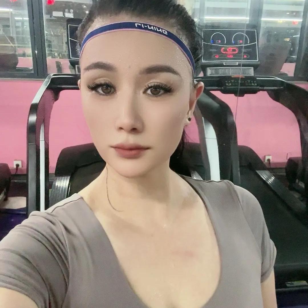 英子