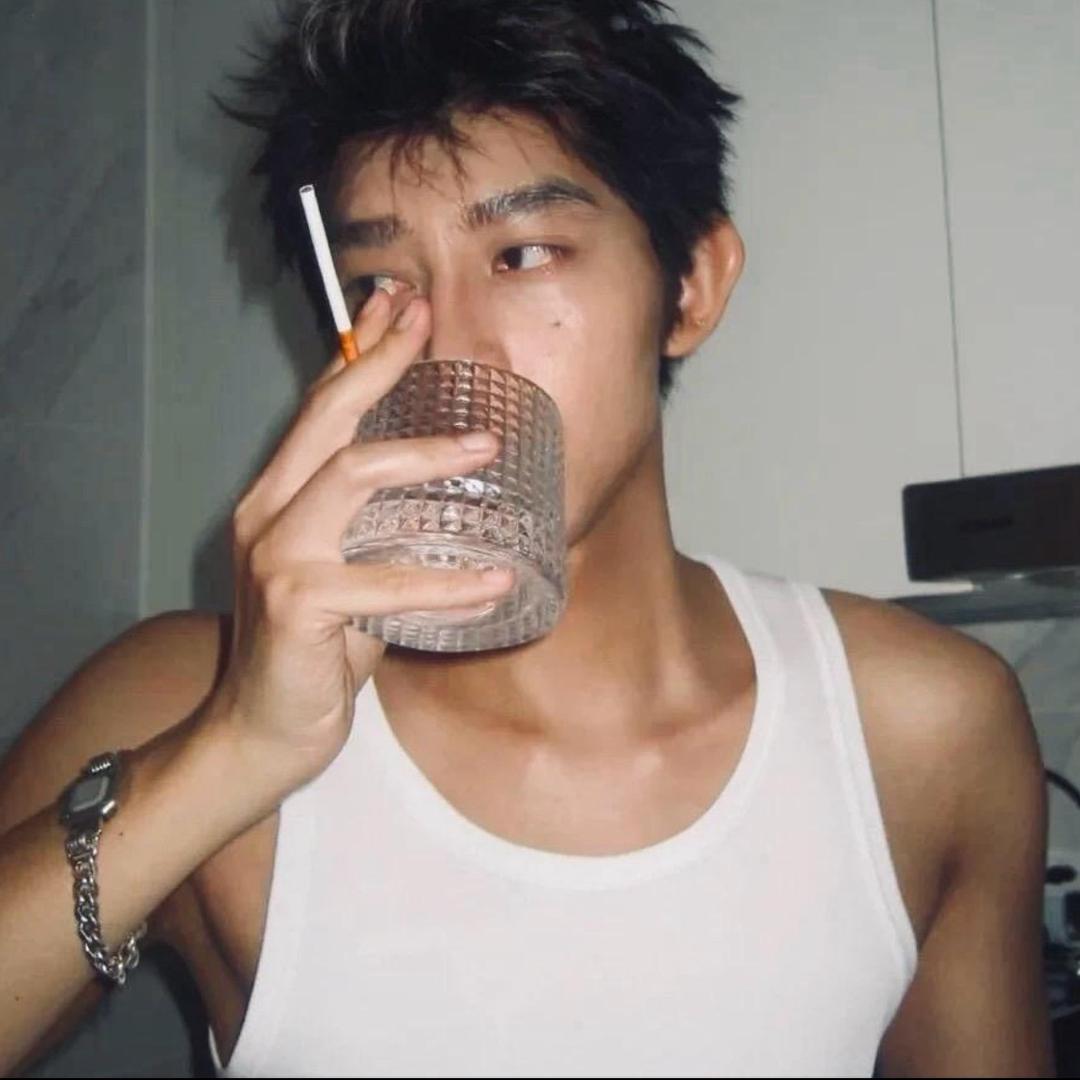 纯情忧郁霸总爱上性感大蟑螂🪳