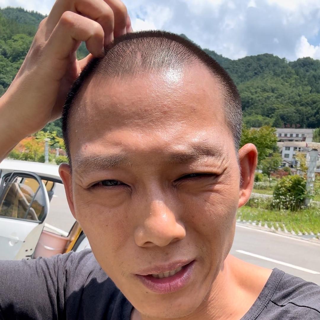 南充灯哥在睡桥洞