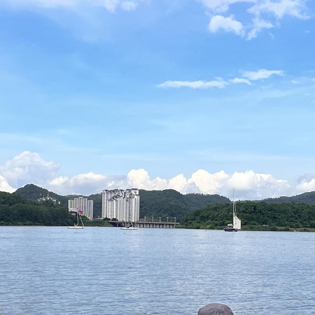 炫炫包包服饰店