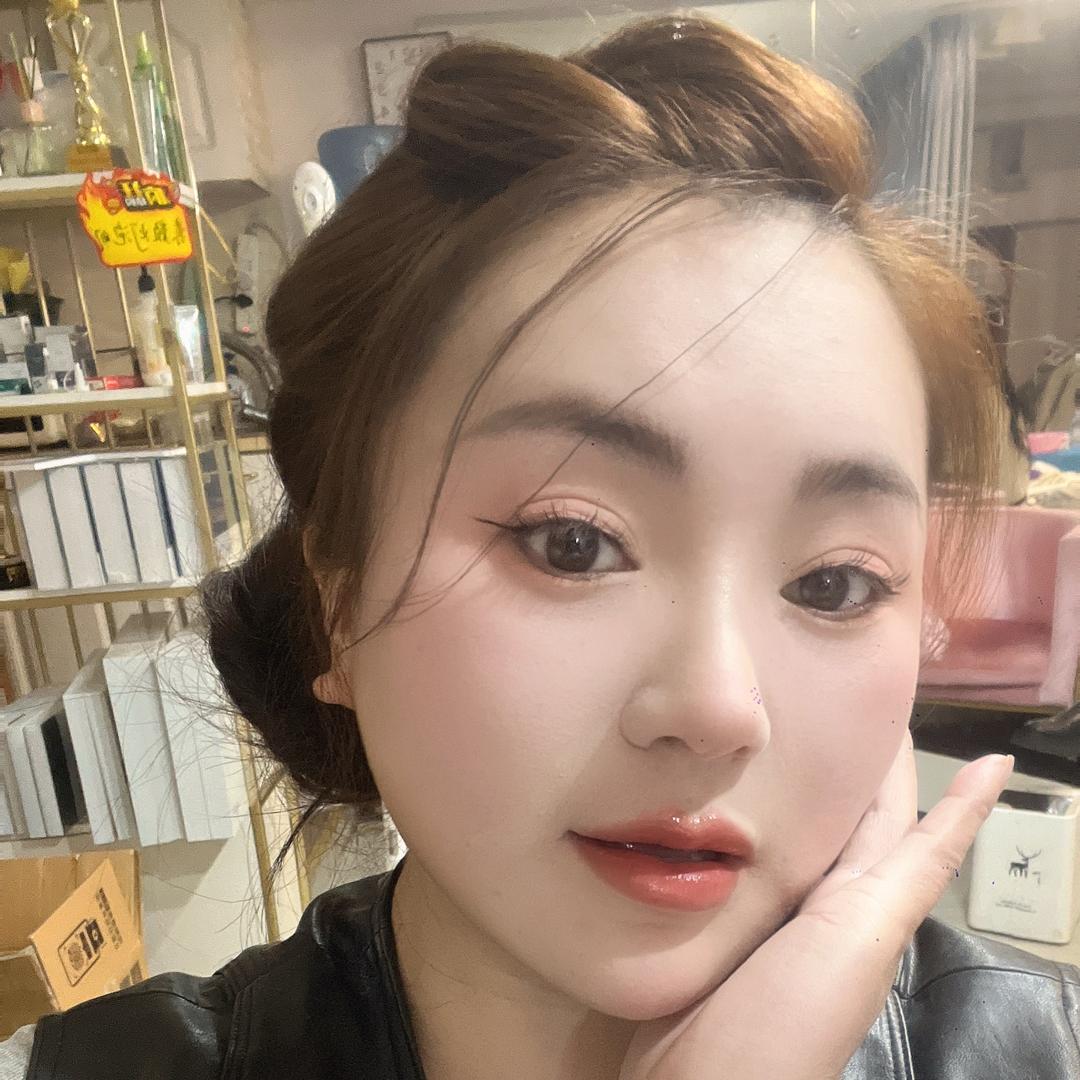 在上海浦东做化妆美容的容姐